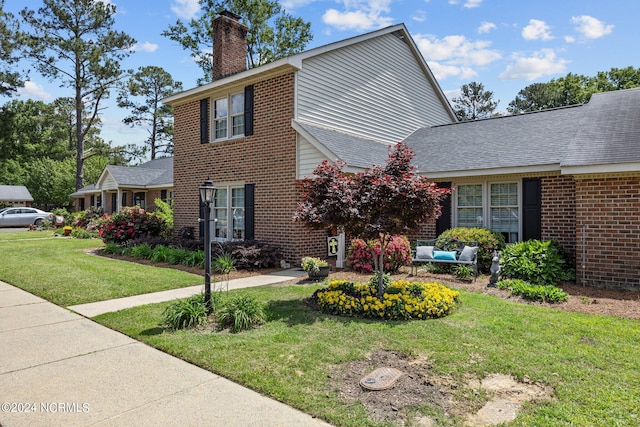 view of front of house featuring a front yard