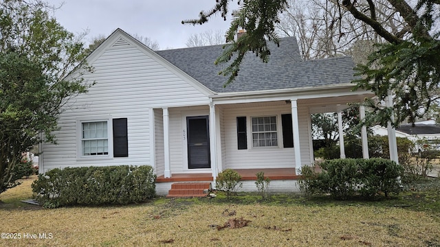 view of front of property with a front yard