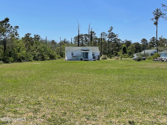 view of yard featuring a water view