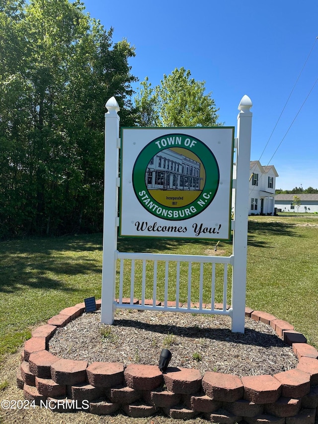 community / neighborhood sign with a yard