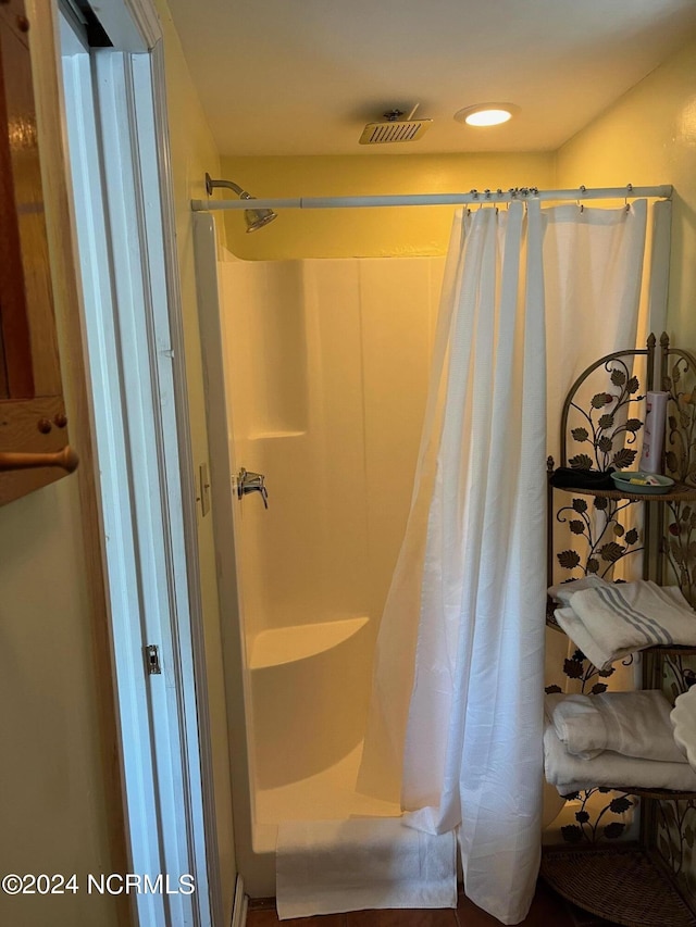 full bath featuring a shower with curtain and visible vents