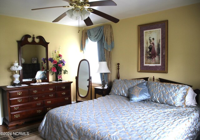 bedroom featuring ceiling fan