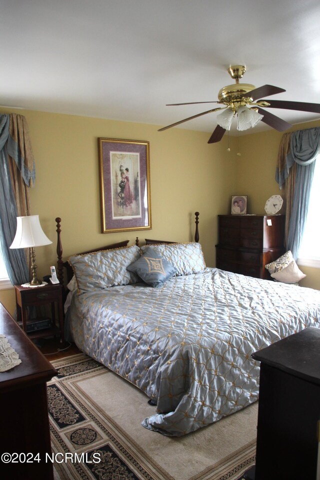 bedroom with ceiling fan