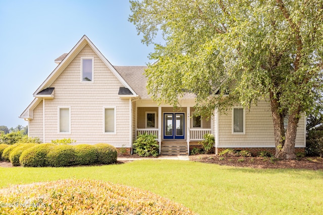 view of front of home featuring a porch, roof with shingles, and a front lawn