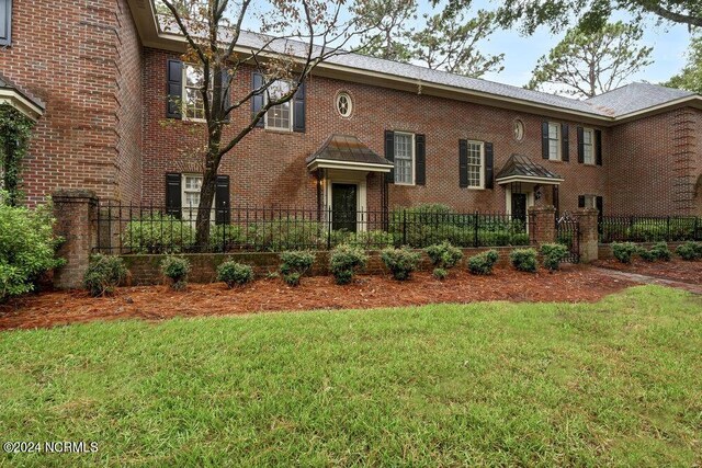 view of front facade with a front yard