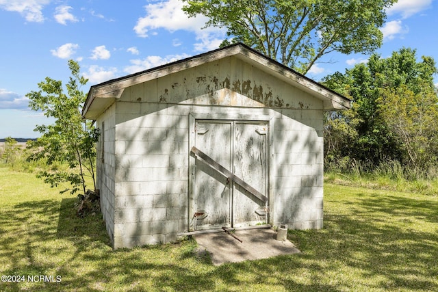 view of outdoor structure with a yard