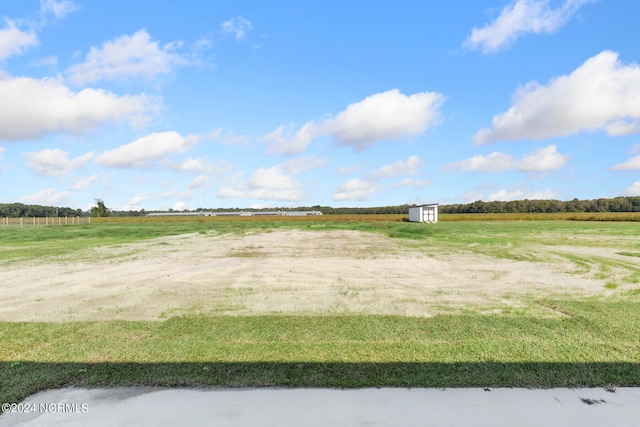 view of yard featuring a rural view