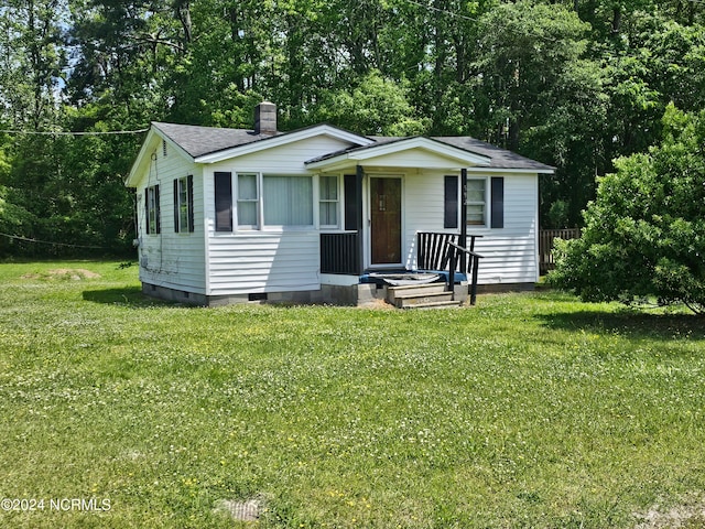 view of front of home featuring a front lawn