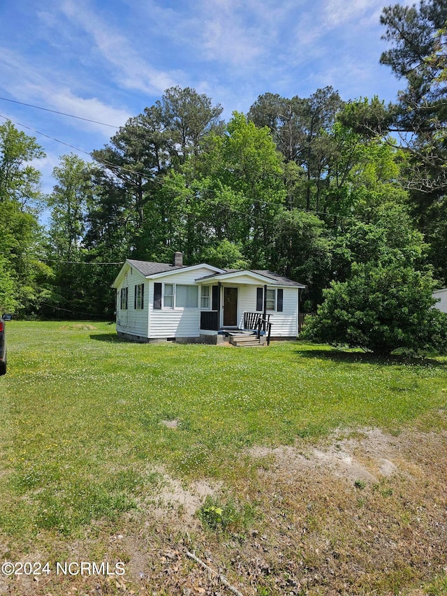 manufactured / mobile home with a front lawn