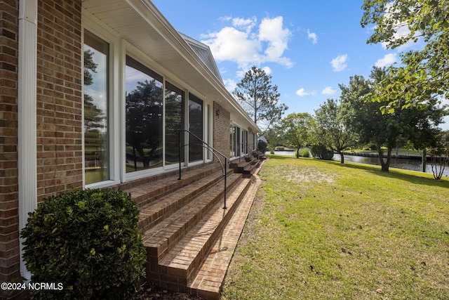 view of yard featuring a water view