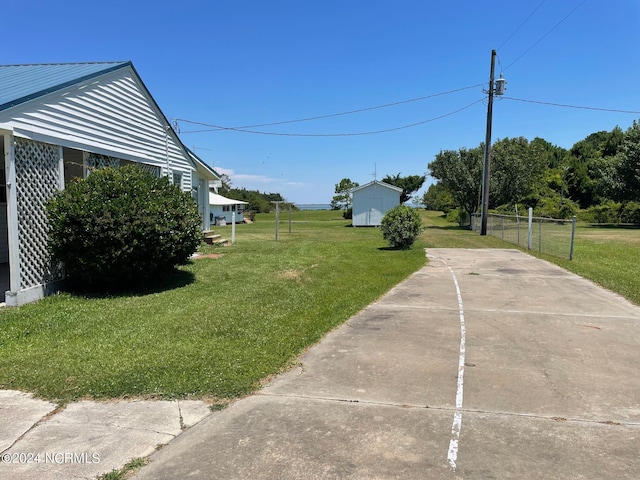 view of yard featuring an outdoor structure