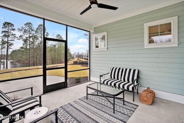 sunroom with ceiling fan