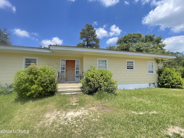 view of front of property featuring a front lawn