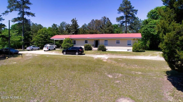 single story home with a front lawn