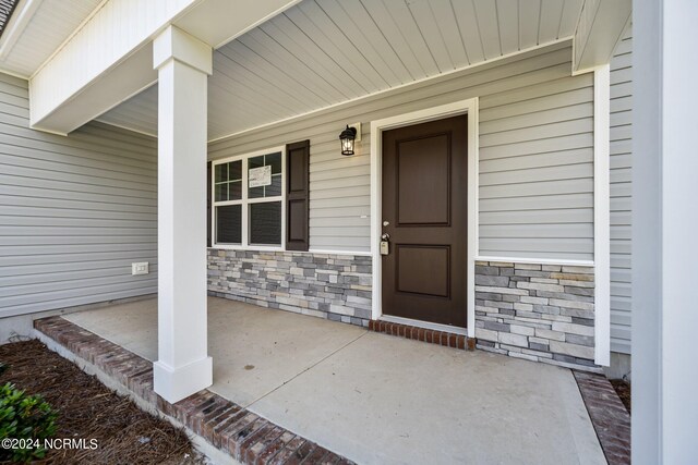 entrance to property featuring a porch