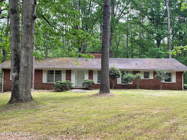 single story home with a front yard