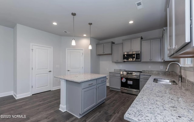 1430 Mona Passage Ct, New Bern, NC 28560 - kitchen featuring appliances with stainless steel finishes, a sink, gray cabinets, dark wood-style flooring, and recessed lighting