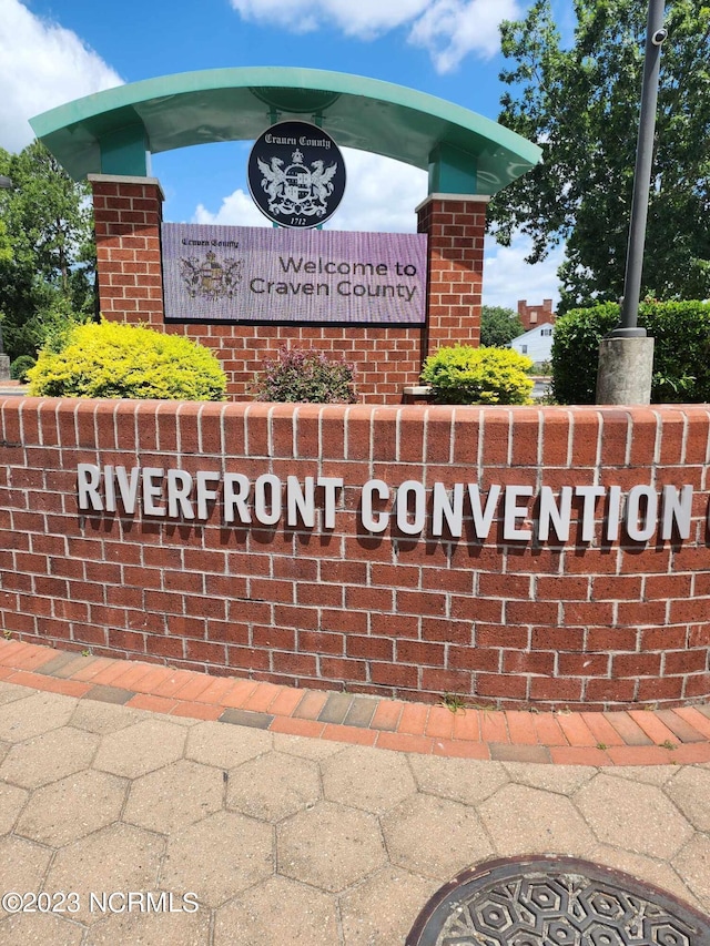 view of community / neighborhood sign