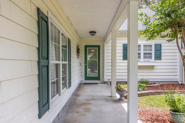 entrance to property featuring covered porch