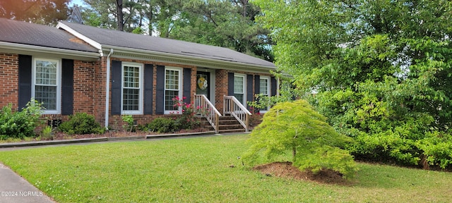 view of front of home featuring a front lawn