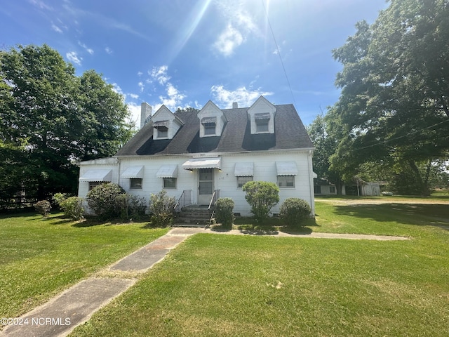 new england style home featuring a front lawn