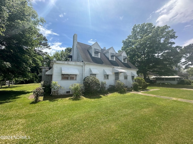 view of front of house with a front lawn