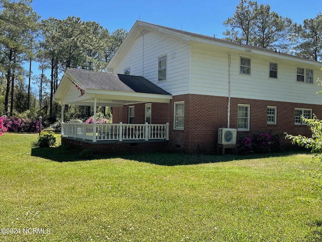 view of front facade featuring a front lawn