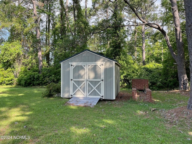 view of shed / structure featuring a yard