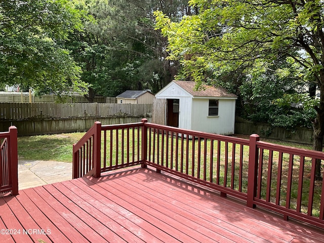 deck featuring a storage shed and a yard