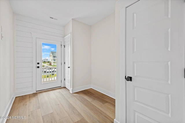 entryway featuring light wood-style flooring, visible vents, and baseboards