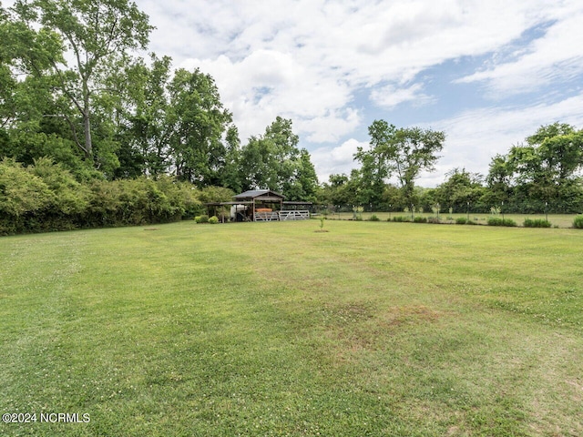 view of yard with an outbuilding