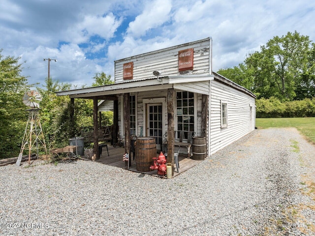 view of front of home featuring a wooden deck