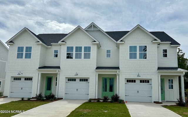 view of front of property featuring a front yard and a garage