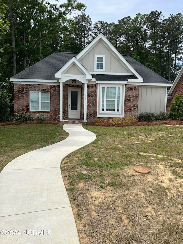 craftsman-style house featuring a front lawn