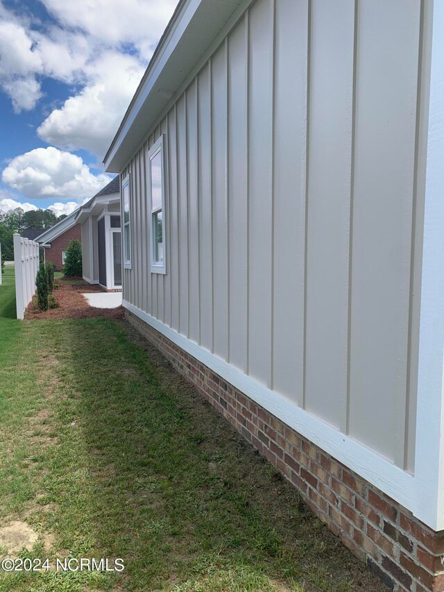 view of side of property featuring a lawn