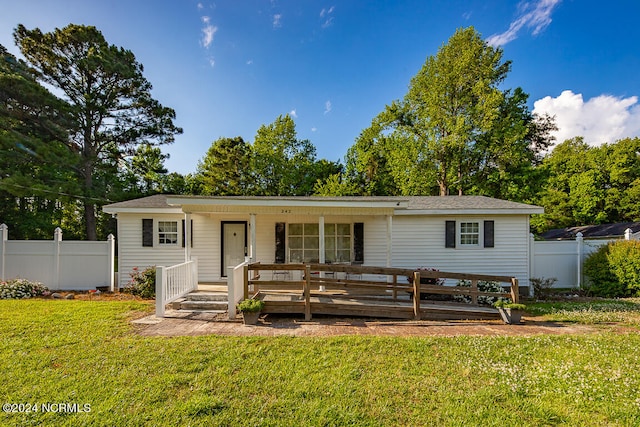 view of front of property featuring a front lawn