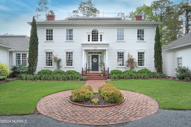 view of front facade with a front yard