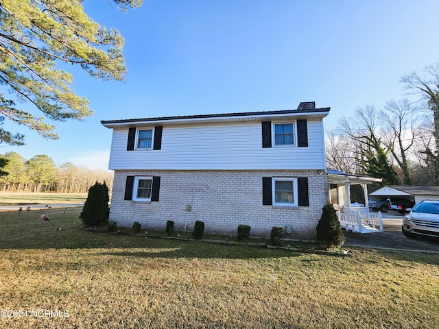 view of front of property with a front lawn