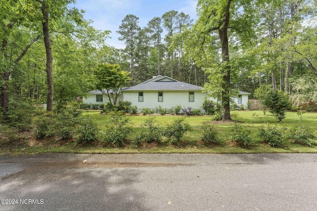 view of front of home featuring a front lawn
