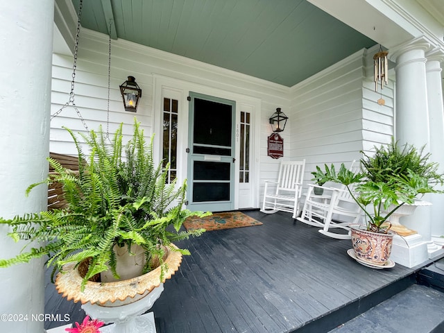 entrance to property featuring a porch