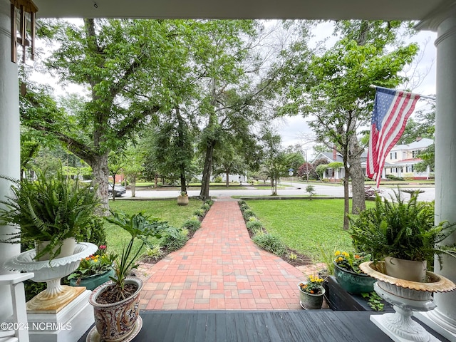 view of property's community featuring a lawn