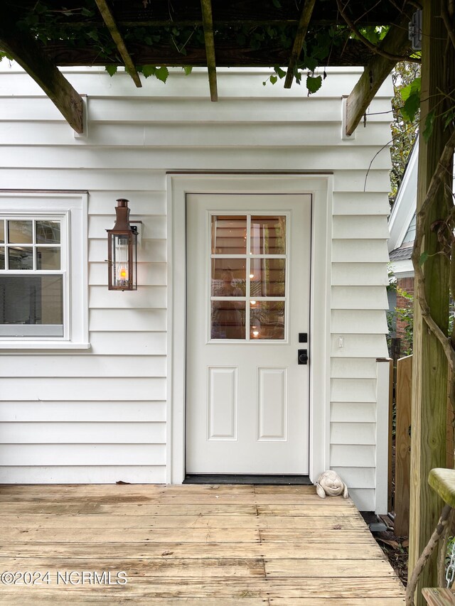 property entrance featuring a wooden deck