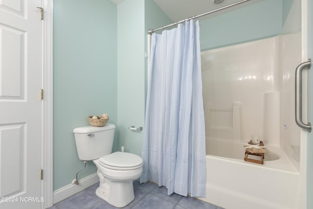 bathroom featuring baseboards, shower / bath combination with curtain, toilet, and tile patterned floors