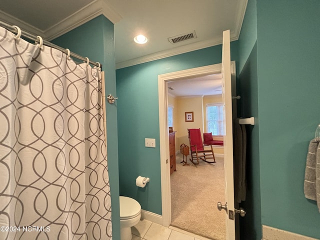 bathroom with visible vents, ornamental molding, and baseboards