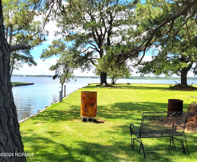 view of yard featuring a water view