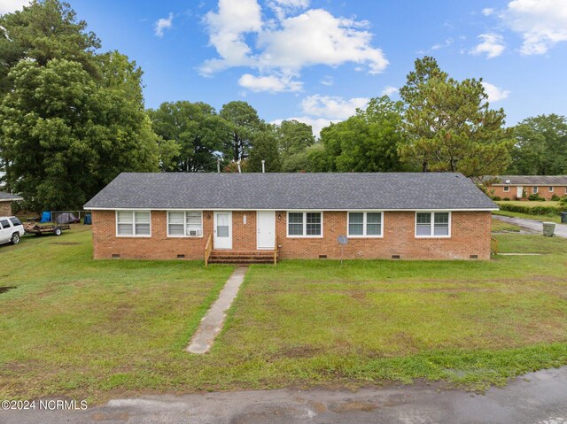 single story home featuring a front lawn