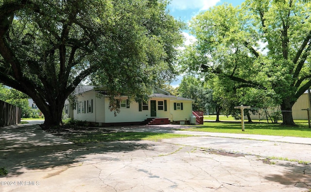 view of front of home with driveway and a front yard