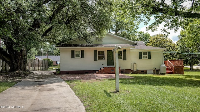 view of front of home with crawl space, entry steps, fence, and a front yard