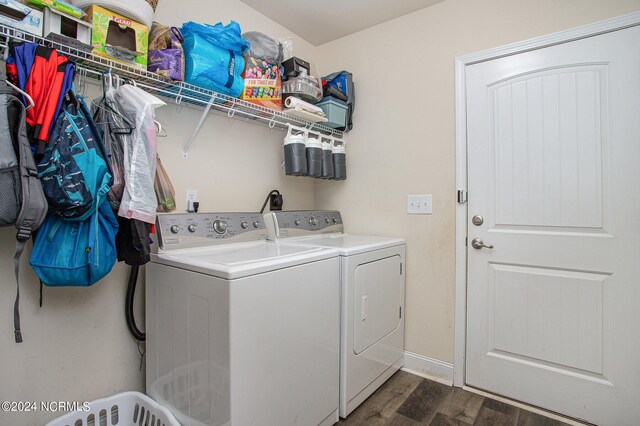 laundry area featuring laundry area, baseboards, dark wood-style floors, and washing machine and clothes dryer