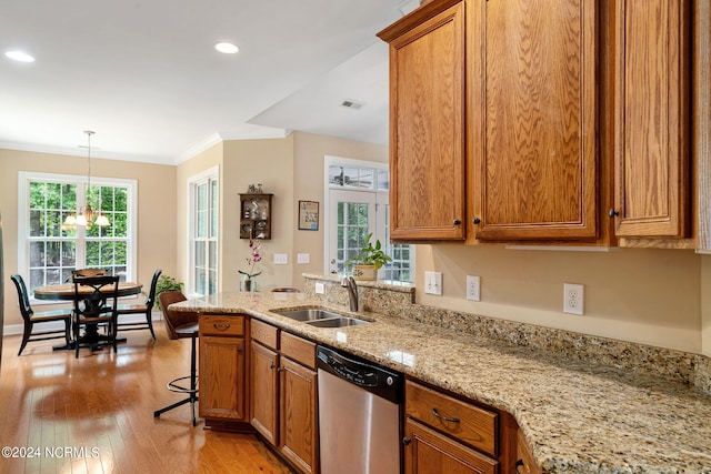 kitchen featuring sink, dishwasher, light hardwood / wood-style flooring, a notable chandelier, and crown molding